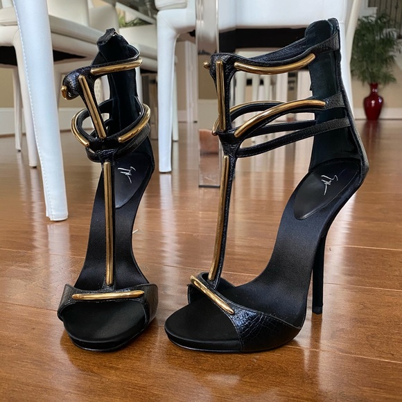 Giuseppe Zanotti Shoes - Giuseppe Zanotti Metal Bar T-Strap Sandals